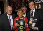 Leiden 19 januari 2010
Presenatie boek van de zangeres zonder naam geschreven door Ben Holthuis en de nieuwe cd. Johnny Hoes Alexander Pechtold Ben Holthuis 
Peter Smulders bv