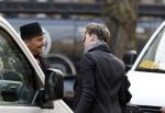 Amsterdam 20 januari 2010
Ruud en estelle Gullit met een vriend van hen uit Los Angeles. Danielle Overgaag kwam hem de hand schudden terwijl leco haar haren aan het verven was. Ruud en estelle proberen haar te verbergen voor de fotograaf.
Peter Smulders bv