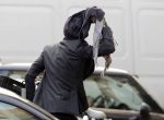 Amsterdam 20 januari 2010
Ruud en estelle Gullit met een vriend van hen uit Los Angeles. Danielle Overgaag kwam hem de hand schudden terwijl leco haar haren aan het verven was. Ruud en estelle proberen haar te verbergen voor de fotograaf.
Peter Smulders bv