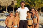 Curacao 28 december 2009
Ewout Genemans op het strand in curacao.
Ewout is ongelofelijk populair bij de nederlandse jeugd.
Peter Smulders bv