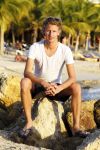 Curacao 28 december 2009
Ewout Genemans op het strand in curacao.
Ewout is ongelofelijk populair bij de nederlandse jeugd.
Peter Smulders bv