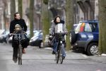 Amsterdam 4 maart 2006
Kim v Kooten met haar vriend Jacob Derwig en hun zoontje op de fiets
Peter Smulders bv