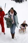 Lech 26 februari 2006
Kindermeisje Hansje Gortz, Prins Willem Alexander Maxima Amalia en Alexia tijdens fotouurtje op hun vakantie in Lech.