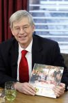 Eemnes 26 januari 2011
Dr Frank met zijn nieuwe boek bij koffietijd
Peter Smulders bv