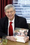 Eemnes 26 januari 2011
Dr Frank met zijn nieuwe boek bij koffietijd
Peter Smulders bv