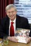 Eemnes 26 januari 2011
Dr Frank met zijn nieuwe boek bij koffietijd
Peter Smulders bv