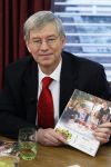 Eemnes 26 januari 2011
Dr Frank met zijn nieuwe boek bij koffietijd
Peter Smulders bv