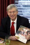 Eemnes 26 januari 2011
Dr Frank met zijn nieuwe boek bij koffietijd
Peter Smulders bv