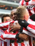 Eindhoven, 20 Maqrt 2011
kompetitiewedstrijd PSV-NAC, eindstand 4-1
Seizoen 2010/2011
Marcelo feliciteer Balazs Dzsudzsak met eerste doelpunt
Foto Junior Smulders