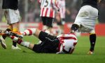 Eindhoven, 24 Februari 2011
Uefacup wedstrijd PSV-OSC Lille, eindstand 3-1
Ola Toivonen trekt de broek van de kont van zijn tegenstander
Foto Junior Smulders