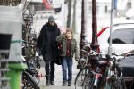 Amsterdam 15 januari 2011
Susan Visser laat samen met haar zoon de hond uit.
Peter Smulders bv