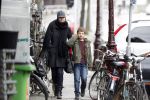 Amsterdam 15 januari 2011
Susan Visser laat samen met haar zoon de hond uit.
Peter Smulders bv