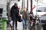 Amsterdam 15 januari 2011
Susan Visser laat samen met haar zoon de hond uit.
Peter Smulders bv