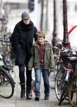 Amsterdam 15 januari 2011
Susan Visser laat samen met haar zoon de hond uit.
Peter Smulders bv