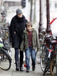 Amsterdam 15 januari 2011
Susan Visser laat samen met haar zoon de hond uit.
Peter Smulders bv