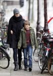 Amsterdam 15 januari 2011
Susan Visser laat samen met haar zoon de hond uit.
Peter Smulders bv