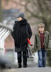 Amsterdam 15 januari 2011
Susan Visser laat samen met haar zoon de hond uit.
Peter Smulders bv