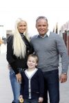 Scheveningen 29 januari 2012
Barbie van oh oh cherso zwanger met vriend en zijn zoon op de boulevard in scheveningen.
Peter Smulders bv