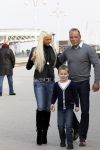 Scheveningen 29 januari 2012
Barbie van oh oh cherso zwanger met vriend en zijn zoon op de boulevard in scheveningen.
Peter Smulders bv