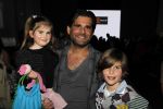 Amsterdam 28 januari 2012
modeshow Custo op de IAFW met oa aanwezig Martijn en Amanda Krabbe met hun dochters. Micha Noot met kinderen
Peter Smulders bv