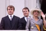Den Haag 18 september 2001

Prinsjesdag 2001

Maxima en Prinses Christina zwaaien naar de Gouden Koets.
Koningin Beatrix, Prins Willem Alexander, Prin Friso, Prins Constantijn, prinses Laurentien, Pieter v Volenhoven en Prinses Margriet.
Peter Smulders bv