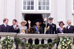 Den Haag 18 september 2001

Prinsjesdag 2001

Maxima en Prinses Christina zwaaien naar de Gouden Koets.
Koningin Beatrix, Prins Willem Alexander, Prin Friso, Prins Constantijn, prinses Laurentien, Pieter v Volenhoven en Prinses Margriet.
Peter Smulders bv