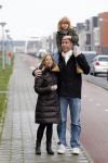 Almere 28 januari 2012
Suus Ruis met vriend en zoontje op straat.
Peter Smulders bv