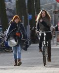 Amsterdam 8 februari 2013
Chazia Mourali met een vriendin op straat.
Peter Smulders bv