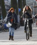 Amsterdam 8 februari 2013
Chazia Mourali met een vriendin op straat.
Peter Smulders bv