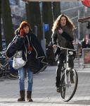 Amsterdam 8 februari 2013
Chazia Mourali met een vriendin op straat.
Peter Smulders bv