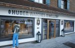 Lech/Zurs 18 en 19 februari 2013
Hotspots en winkels waar koningin Beatrix winkelt boodschappen doet en gaat eten/lunchen.
Peter Smulders bv