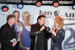 Volendam 14 februari 2013
Presentatie cd Jan Keizer en Annie Schilder bij old dutch. George Baker overhandigt cd
Peter Smulders bv