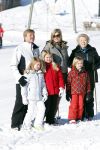 Lech, 18 Februari 2013 Fotoshoot Kon. huis in Lech tijdens de wintersportvakantie met o.a.: Koningin Beatrix, Prins Willem Alexander, Prinses Maxima, Prinses Amalia, Prinses Alexia en Prinses Ariane.
Foto Peter Smulders BV
