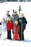 Lech, 18 Februari 2013 Fotoshoot Kon. huis in Lech tijdens de wintersportvakantie met o.a.: Koningin Beatrix, Prins Willem Alexander, Prinses Maxima, Prinses Amalia, Prinses Alexia en Prinses Ariane.
Foto Peter Smulders BV
