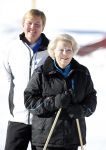 Lech, 18 Februari 2013 Fotoshoot Kon. huis in Lech tijdens de wintersportvakantie met o.a.: Koningin Beatrix, Prins Willem Alexander, Prinses Maxima, Prinses Amalia, Prinses Alexia en Prinses Ariane.
Foto Peter Smulders BV