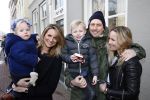 Leiden 10 februari 2013
Premiere Woezel en Pip in de Leidse schouwburg. Lieke v Lexmond met haar zus Jetteke haar man en 2 kinderen
Peter Smulders bv