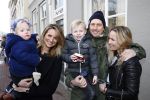 Leiden 10 februari 2013
Premiere Woezel en Pip in de Leidse schouwburg. Lieke v Lexmond met haar zus Jetteke haar man en 2 kinderen
Peter Smulders bv