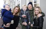 Leiden 10 februari 2013
Premiere Woezel en Pip in de Leidse schouwburg. Lieke v Lexmond met haar zus Jetteke haar man en 2 kinderen
Peter Smulders bv