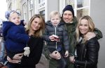 Leiden 10 februari 2013
Premiere Woezel en Pip in de Leidse schouwburg. Lieke v Lexmond met haar zus Jetteke haar man en 2 kinderen
Peter Smulders bv