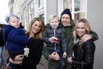Leiden 10 februari 2013
Premiere Woezel en Pip in de Leidse schouwburg. Lieke v Lexmond met haar zus Jetteke haar man en 2 kinderen
Peter Smulders bv