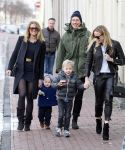Leiden 10 februari 2013
Premiere Woezel en Pip in de Leidse schouwburg. Lieke v Lexmond met haar zus Jetteke haar man en 2 kinderen
Peter Smulders bv