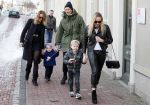 Leiden 10 februari 2013
Premiere Woezel en Pip in de Leidse schouwburg. Lieke v Lexmond met haar zus Jetteke haar man en 2 kinderen
Peter Smulders bv