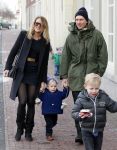Leiden 10 februari 2013
Premiere Woezel en Pip in de Leidse schouwburg. Lieke v Lexmond met haar zus Jetteke haar man en 2 kinderen
Peter Smulders bv