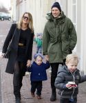 Leiden 10 februari 2013
Premiere Woezel en Pip in de Leidse schouwburg. Lieke v Lexmond met haar zus Jetteke haar man en 2 kinderen
Peter Smulders bv