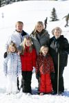 Lech, 18 Februari 2013 Fotoshoot Kon. huis in Lech tijdens de wintersportvakantie met o.a.: Koningin Beatrix, Prins Willem Alexander, Prinses Maxima, Prinses Amalia, Prinses Alexia en Prinses Ariane.
Foto Peter Smulders BV