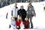 Lech, 18 Februari 2013 Fotoshoot Kon. huis in Lech tijdens de wintersportvakantie met o.a.: Koningin Beatrix, Prins Willem Alexander, Prinses Maxima, Prinses Amalia, Prinses Alexia en Prinses Ariane.
Foto Peter Smulders BV