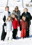 Lech, 18 Februari 2013 Fotoshoot Kon. huis in Lech tijdens de wintersportvakantie met o.a.: Koningin Beatrix, Prins Willem Alexander, Prinses Maxima, Prinses Amalia, Prinses Alexia en Prinses Ariane.
Foto Peter Smulders BV