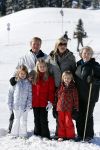 Lech, 18 Februari 2013 Fotoshoot Kon. huis in Lech tijdens de wintersportvakantie met o.a.: Koningin Beatrix, Prins Willem Alexander, Prinses Maxima, Prinses Amalia, Prinses Alexia en Prinses Ariane.
Foto Peter Smulders BV