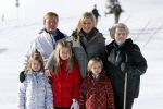 Lech, 18 Februari 2013 Fotoshoot Kon. huis in Lech tijdens de wintersportvakantie met o.a.: Koningin Beatrix, Prins Willem Alexander, Prinses Maxima, Prinses Amalia, Prinses Alexia en Prinses Ariane.
Foto Peter Smulders BV