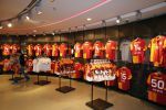Istanbul 24 januari 2013
Op bezoek bij Wesley Sneijder en zijn vrouw Yolanthe Sneijder Cabau.
Ze slapen in het four seasons hotel . Wesley gaat spelen voor Galatasaray en wordt als een held binnengehaald. souvenirshop
Peter Smulders bv